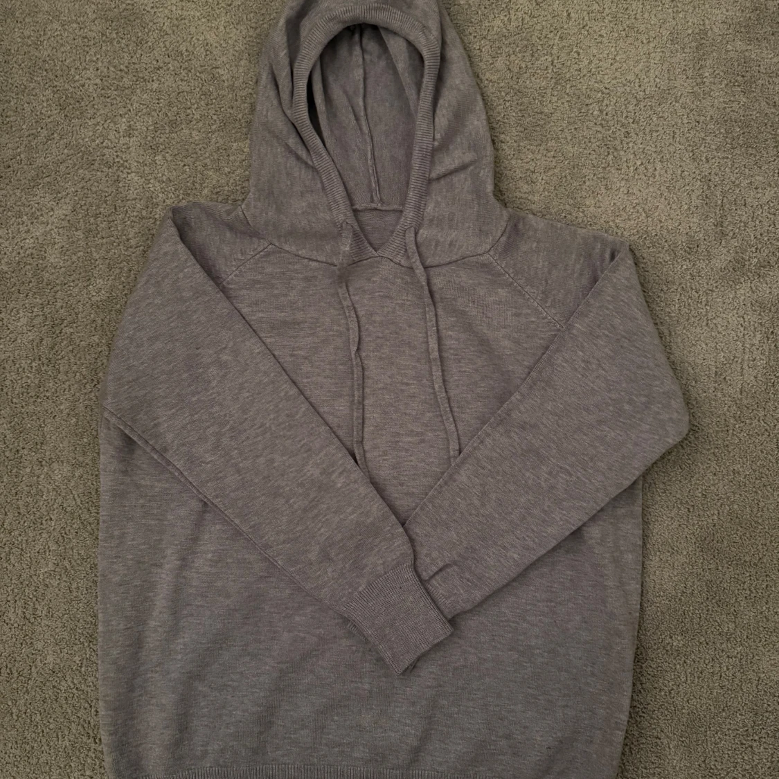 Grå hoodie i merino ull - 90