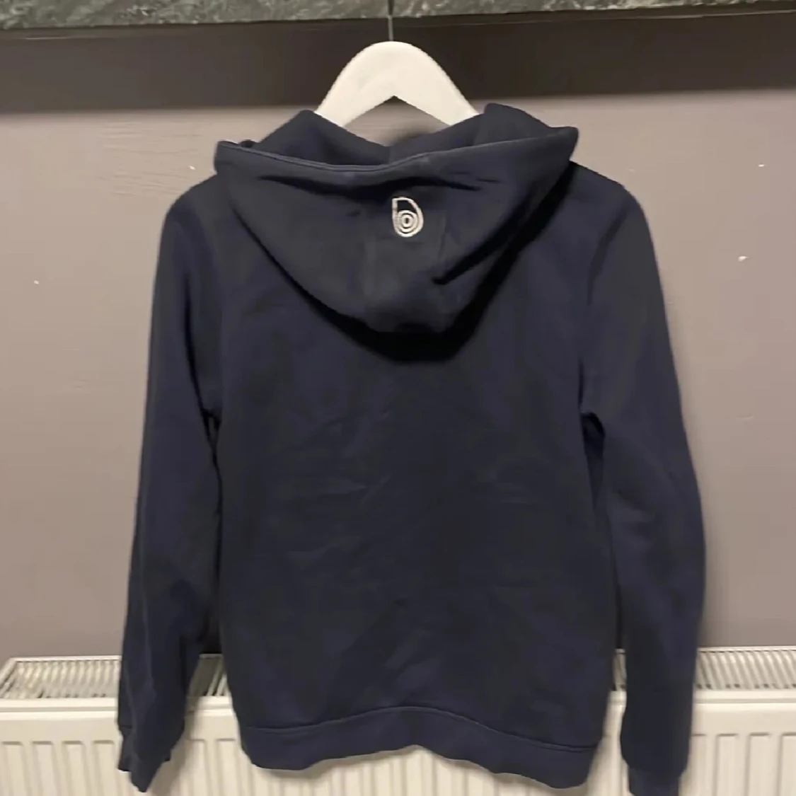 Mörkblå hoodie från Sail Racing - 90