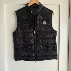 Moncler väst i bra skick inga skador eller något. Köpt på garmsmarket. Självklart äkta. Nypris runt 8000.