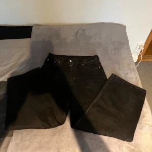 Svarta jeansbyxor - Säljer ett par svarta Astro Loose Baggy Jeans från weekday i mycket bra skick. Byxorna har en loose passform och är perfekta för vinter och höst. 