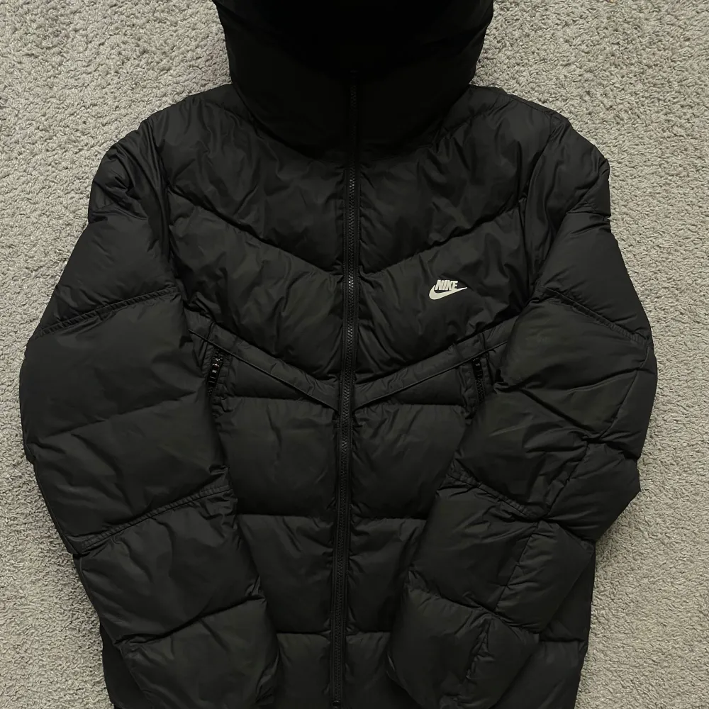 Säljer en svart storm-fit puffer jacka från Nike storlek M i mycket bra skick. Perfekt för vår/vinter/höst. Använd ett fåtal gånger. Modellen är 178 cm lång Nypris ligger på runt 2700 kr, vill sälja jackan så snabbt så möjligt så pris kan diskuteras vid snabb affär❄️❄️. Takit.