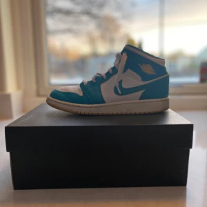 Nike Air Jordans i blått och vitt - Säljer ett par Nike Air Jordans i blått och vitt. Skorna har den klassiska Air Jordan-loggan på sidan och är i bra skick. Perfekta för både vardag och sportiga tillfällen. De har snörning och en bekväm passform. Jag säljer dom för att jag inte använder dom. Dom är bara använda ungefär 5 gånger. Pris kan diskuteras. 