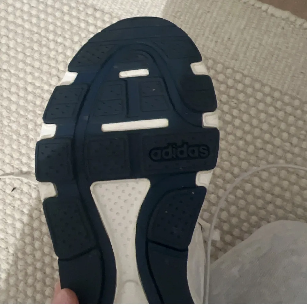 Jätte bekväm sneakers från Adidas, storlek 39,1/3 och passar mig som 39! Inga defekter och är väldigt bra skick . Skor.