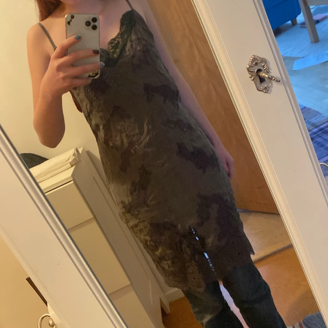 Mörkgrå spetsklänning - 93