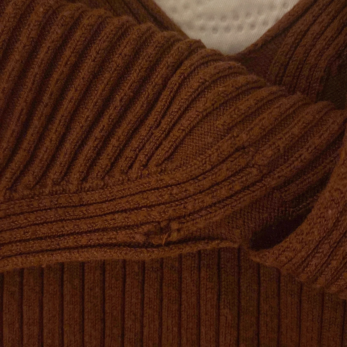 Brun ribbad linnetopp - 91