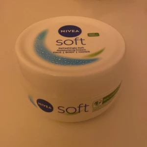 Nivea Soft kräm - Säljer en burk Nivea soft, endast testad så därför är plastfoliet av! Var inte rädda att skicka prisförslag eller att skriva frågor🥰