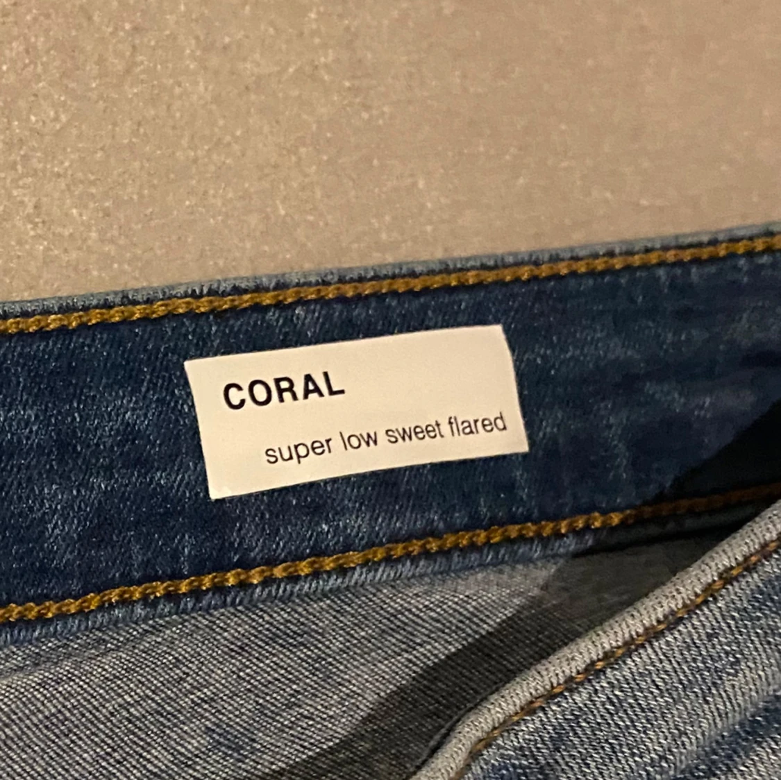 Low waist bootcut jeans med hål - 90