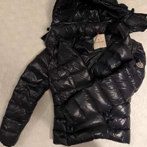 Säljer min super snygga svart dunjacka från Moncler i mycket bra skick. Modellen heter bady. Nypris 10.000kr ❤️💕 lägger ut här för kommer inte in på mitt vanliga Plick konto.. ser in princip helt ny ut. Skriv för fler bilder