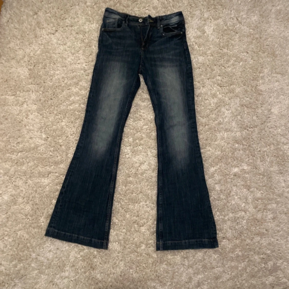 Blå bootcut jeans från h&m