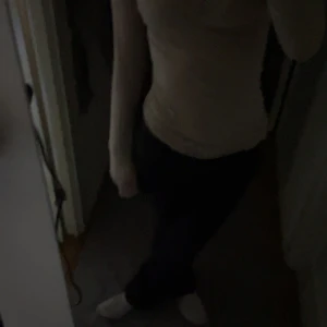 Beige tröja från Intimissimi - Säljer en supermjuk beige tröja från Intimissimi i kashmirblandning. Den har en vacker spetsdetalj vid den v-ringade halsen och långa ärmar. Perfekt för höst och vår! Observera att det finns några små hål på ärmen. Passar perfekt för en mysig dag hemma eller en avslappnad fika.