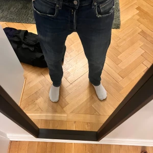 Blå replay grover w32 l30 - replay grover w32 l 30, bra skick overall på byxorna förutom en av fickorna som är i lite sisådär skick går att fixa lätt på en skräddare. slim/straight fit skulle jag sägs behöver få iväg de snabbt så 200kr . 