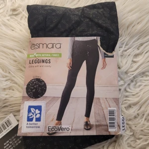 Svarta glittriga leggings från Esmara - Säljer ett par svarta leggings från Esmara med glittrigt mönster. De är extra mjuka och bekväma, perfekta för både vardag och fest. Tillverkade med naturliga fibrer för en bättre morgondag. Passar perfekt till en oversized tröja eller en snygg topp.