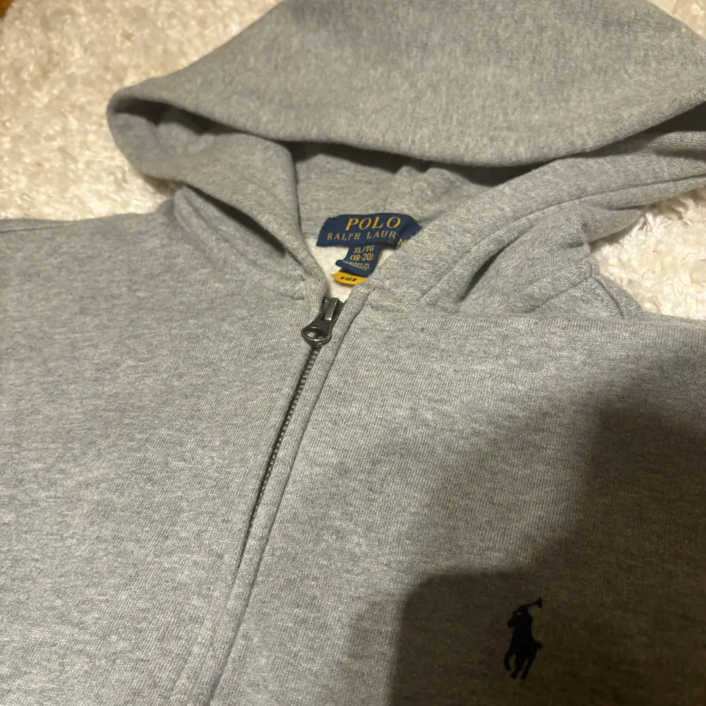 Säljer min hoodie för den är för liten, jätte bra skick inte använd så många gånger.                               Skick 10/10 då den åt som ny. Storleken är XL barn och sitter som S. Hoodies.