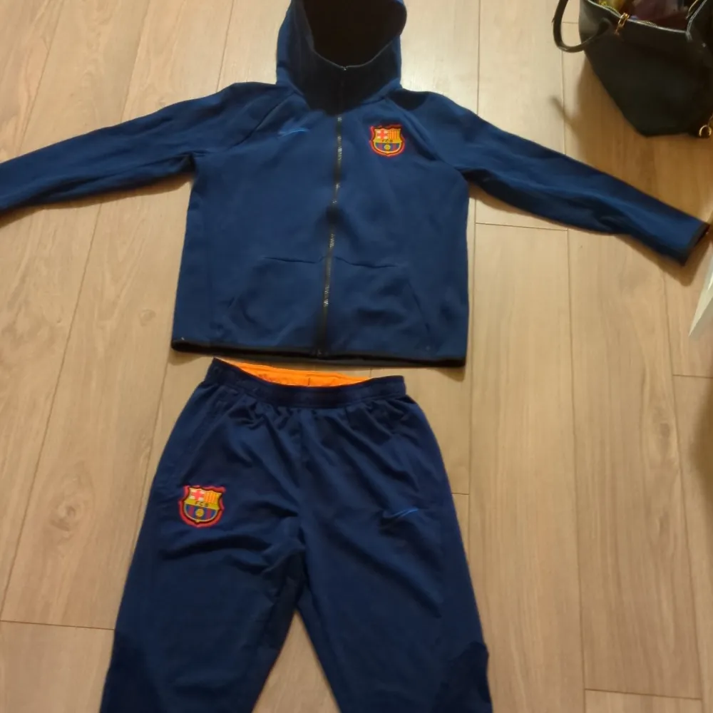 Säljer en Barcelona traic suit i bra skick. Storleken är 158-170.. Sportswear.