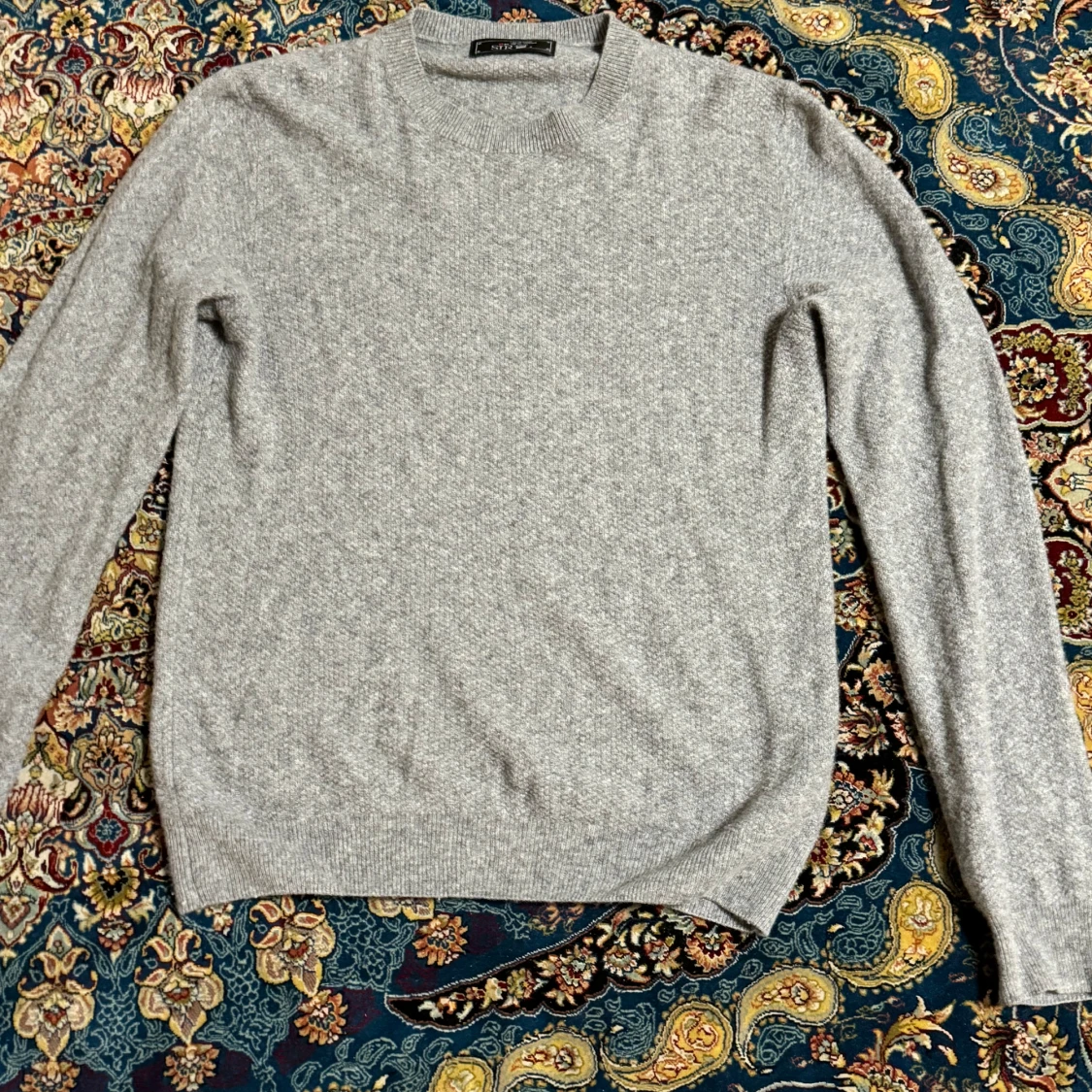 Grå tröja  - 93