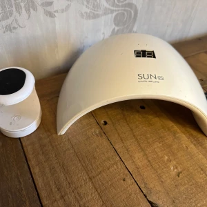 2 st UV-lampor / nagellampor ❤️ - Säljer två  stycken UV-lampor ❤️ UV/LED-nagellampor, perfekta för att härda gelnagellack snabbt och effektivt. Den stora har en digital display. Hela handen för plats i den! Den lillar är till ett/få fingrar åt gången. (USB kontakt på den lilla) Toppenpaket!