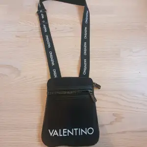 Hej säljer en Valetino bag för en kompis som är änvänd max 3 gånger. Köpt från zalando för 650kr Skick: 9/10 skriv vid minsta fundering🙌🏼🙌🏼