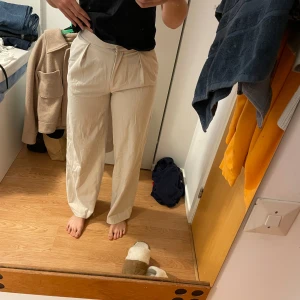 Beige lösa kostymbyxor HM - Säljer ett par snygga beige byxor snygga till vardags och fest. Väldigt sköna o snygga. Säljer för att de är för små