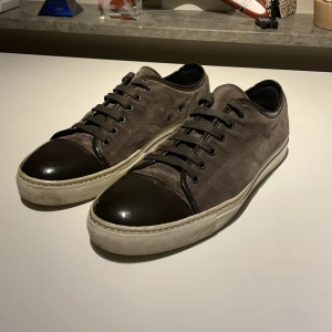 Lanvin skor - Riktigt schyssta Lanvins med grå mocka för dig som är trött på svarta lanvins och vill ha något unikt! | Storlek 43 | Skick 8/10 då skorna är i bra skick, sulan är hel och glans är som ny! | Nypris 5500kr, mitt pris är endast 2199 Hör gärna av dig vid frågor! | Priset är ej hugget i sten!😊