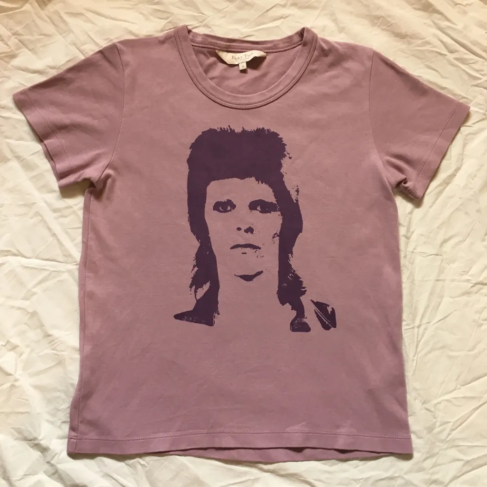 Ljuslila T-shirt med handtryckt David Bowie ”Ziggy Stardust” tryck på! (Svårt att fånga upp färgen på tröjan på bild, men sista bilden är mest lik färgmässigt), Trycket håller i tvätten. T-shirts.