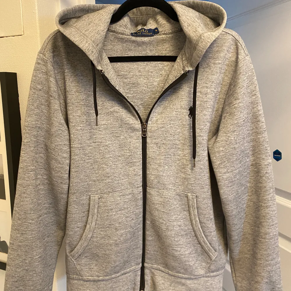 Riktigt fin Ralph Lauren zip i nyskick, storlek S herr Inga defekter eller fläckar och passar bra!. Hoodies.