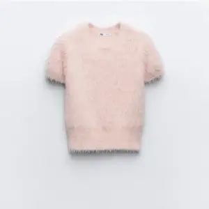 Supermjuk och fluffig rosa tröja från Zara. Perfekt för att mysa till det lite extra! Den har korta ärmar och en normal passform. Passar perfekt till både vardag och fest. 🩷 Inga tecken på användning. Använd ca 2-3 gngr. Storlek s men passar xs 