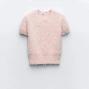 Rosa fluffig tröja från Zara - Supermjuk och fluffig rosa tröja från Zara. Perfekt för att mysa till det lite extra! Den har korta ärmar och en normal passform. Passar perfekt till både vardag och fest. 🩷 Inga tecken på användning. Använd ca 2-3 gngr. Storlek s men passar xs 