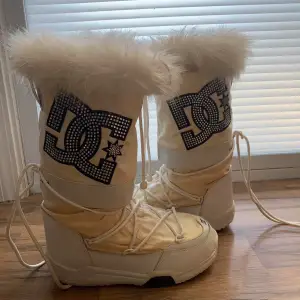 interessekoll på THE y2k dc snow boots som är all over Pinterest. passar storlek 38-40. med fakepäls och rhinestones. blivit lite gula som man ser på bilden. skicka bud <3