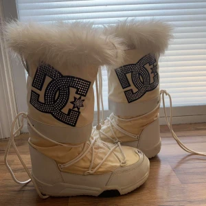 DC snow boots - bud 1300kr interessekoll på THE y2k dc snow boots som är all over Pinterest. passar storlek 38-40. med fakepäls och rhinestones. blivit lite gula som man ser på bilden. skicka bud <3