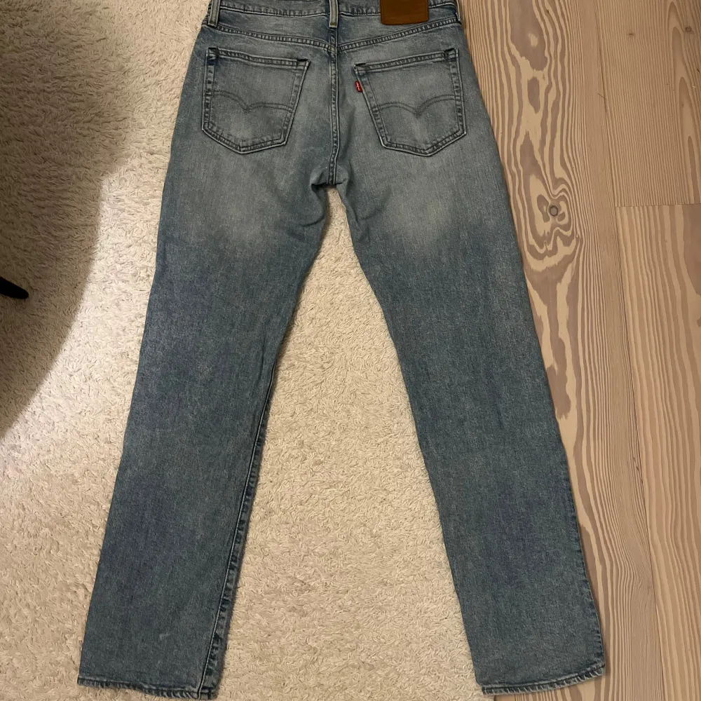 Snygga blåa Levis 514 jeans i bra skick. Strl: W30 L32                               Passform: rak. Jeans & Byxor.