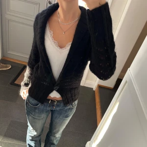 Svart stickad kofta  - Svart kofta från H&M i storlek S, skulle även säga att den passar M. Fint skick. Använd gärna köp nu!