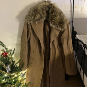 Kappa - En otroligt fin kappa med päls runt nacken. 😍Den är från Kappahl och har inte används mycket alls, väldigt bra skick alltså. Den är i storlek 34/36. 