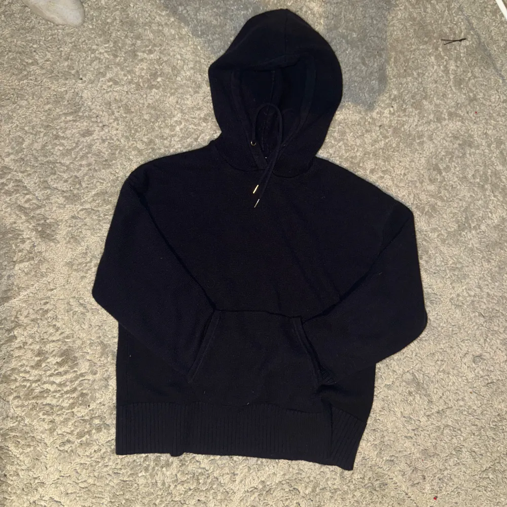 Zara kashmir hoodie storlek m bestående av både kashmir och delvis lite ull. Modellen är 180. Köpt på zara drottninggatan ca 2 månader sen så 10/10 skick.  Kan både ta emot byten och mötas u stockholm för att slippa krångel vid posten. Vid funderingar tveka inte att skriva. . Hoodies.