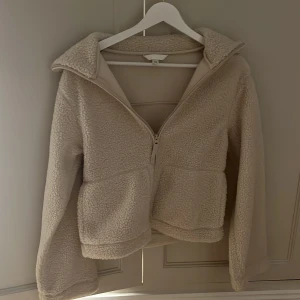 Beige teddyjacka från H&M - Mysig beige teddyjacka från H&M i storlek XS. Perfekt för kyliga höst- och vinterdagar. Jackan har en dragkedja framtill och två fickor, den är aldrig andvänd men lapparna är inte kvar. Jag säljer pga den är förliten. Köpte den för 249 kr💞💞