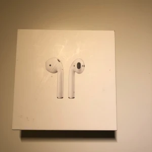 Hörlurar  - 8/10 i skick. Har används bra och har aldrig haft problem med dem. Dma för mer info