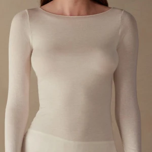 Beige långärmad topp - Säljer en stilren och enkel beige långärmad topp i kashmir från intimissimi, säljer då den är för genomskinlig för min smak. Men skit snygg och passar till både vintern och somaren.