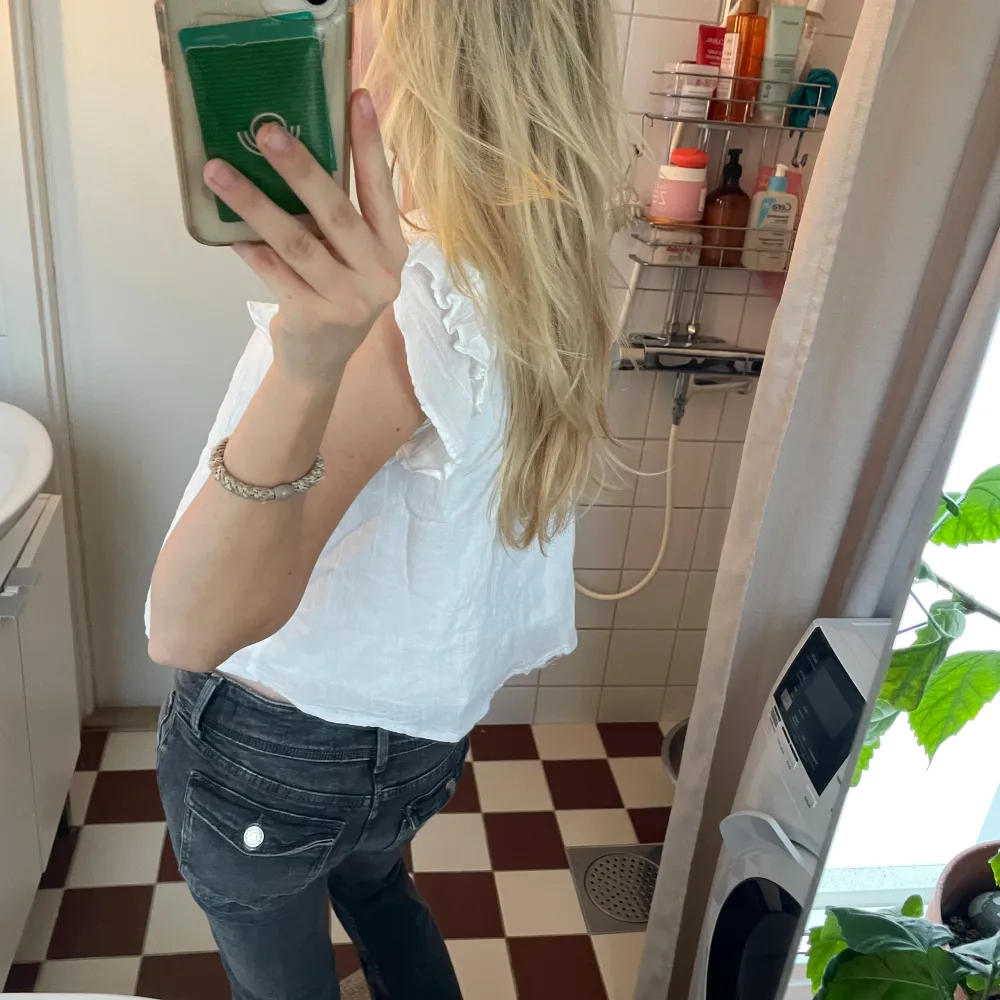 Super snygg vit sommar topp från Gina Tricot Young. Mycket bra skick, jag har sprättat upp nederkanten så den skulle bli lite längre men inget som man lägger märke till🥰. Blusar.