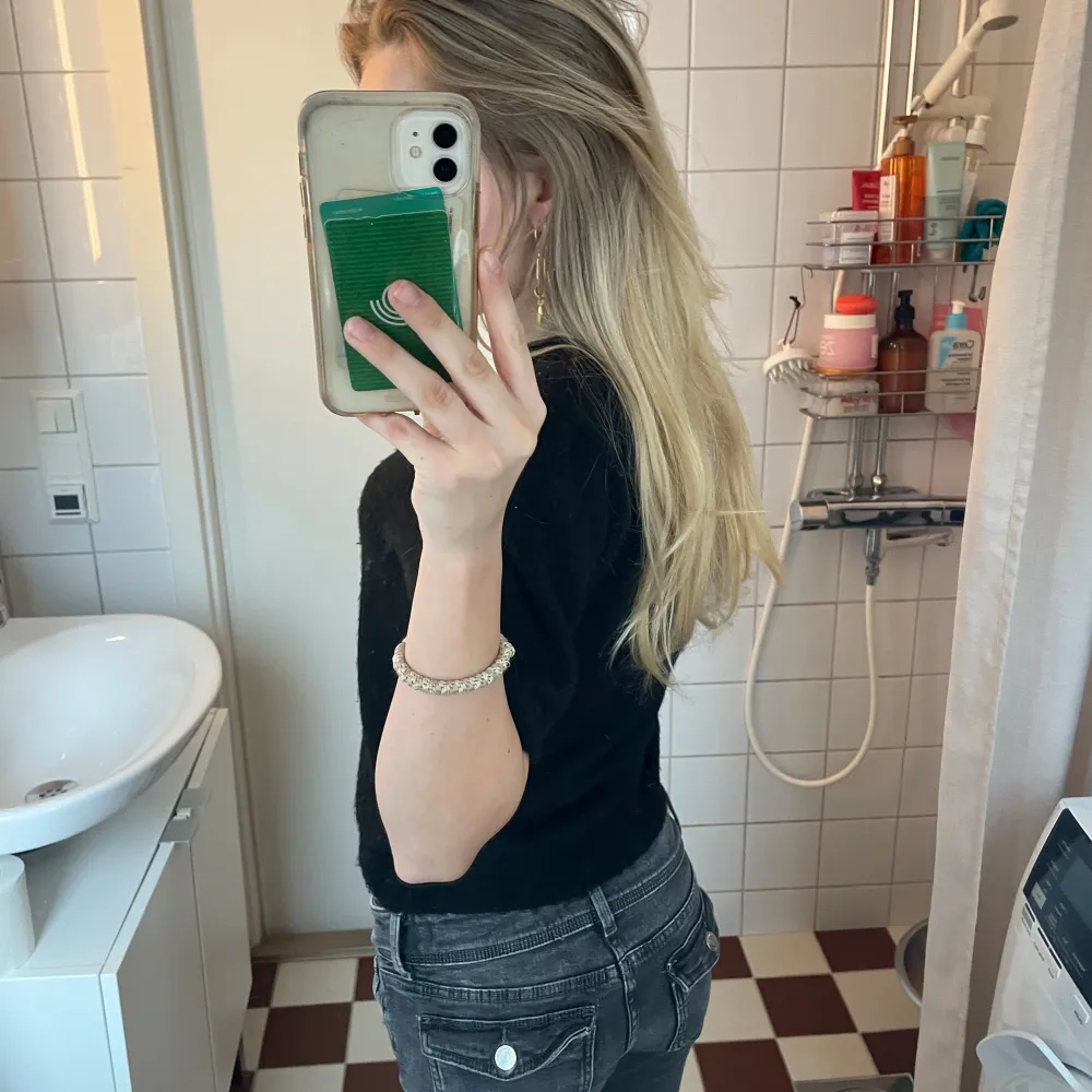 Svart kortärmad stickad tröja från hm. Super skön och super snygg, nästan aldrig använd. 🖤. Neuleet.
