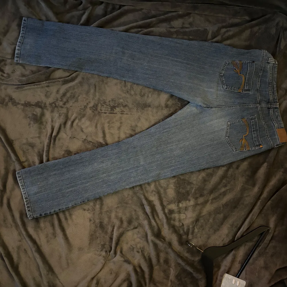 Säljer ett par klassiska blå jeans från Coppedge Wear. De har en straight passform och är i bra skick. Perfekta för vardagsbruk med snygga detaljer på bakfickorna. Passar till alla säsonger och är ett måste i garderoben!. Jeans & Byxor.