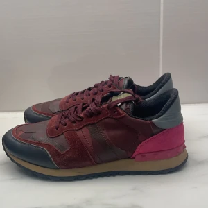 Valentino rockrunner - Jätte fint skick inga defekter i storlek 41, bara skorna nedkommer, hör ev er vid eventuella frågor 