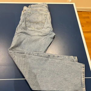 Ljusblå jeans Jack and Jones(chris) 33/32 - Säljer ett par ljusblå jeansbyxor i relaxed fit. De har en klassisk femficksdesign och är i bra skick. Perfekta för en avslappnad stil och passar till de flesta tillfällen. Midjan är midwaist och byxorna har en rak passform.