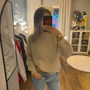 Beige stickad tröja🍂❤️ - Säljer en supermysig beige stickad tröja som är perfekt för höst och vinter.🍁Tröjan är i bra skick men har inte använts på ett tag, där av vill jag gärna bli av med den! Köp! Pris kan absolut diskutera😊
