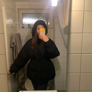 Svart pufferjacka med huva - Storlek 36 (oversize), mycket bra skick! Från Nakd 🫶 går att justera i midjan