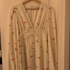 Adoore - Säljer min klänning. De är den korta modellen och den är endast använd en gång.