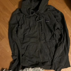 Patagonia - Fin zip hoodie från patagonia som är sparsamt använd!