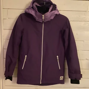 Skidjacka WEARCOLOUR stl. 140 - Fin skidjacka med luva och muddar i armavslut. 