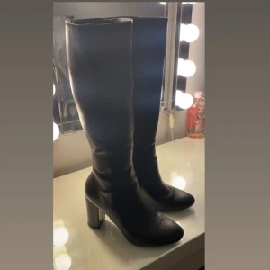 Svarta stövlar med klack - Snygga svarta stövlar i skinn med hög klack. Perfekta för höst och vinter. Köpa på Vinted men har själv aldrig använt, stövlarna är i mycket bra skick! ❤️❤️ Hör av er vid frågor eller fler bilder!