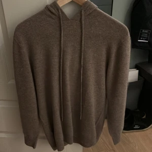 Beige hoodie  - Säljer en helt oanvänd hoodie i Ull som sagt aldrig använd och perfekt nu till vintern, hör av er vid frågor!