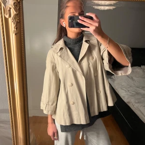 Jacka/trenchcoat - Snygg beige trekvartsärmad jacka passar till vår och höst! 