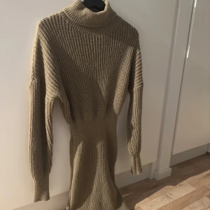 Stickad klänning - Figursydd klänning! 